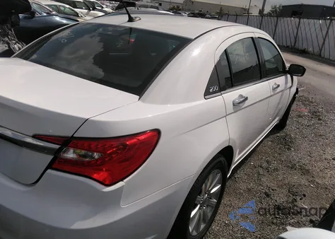 2013 Chrysler 200 Limited z USA, uszkodzony, nr VIN 1C3CCBCG0DN701921